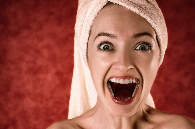 žena, ručník na hlavě, otevřená ústa